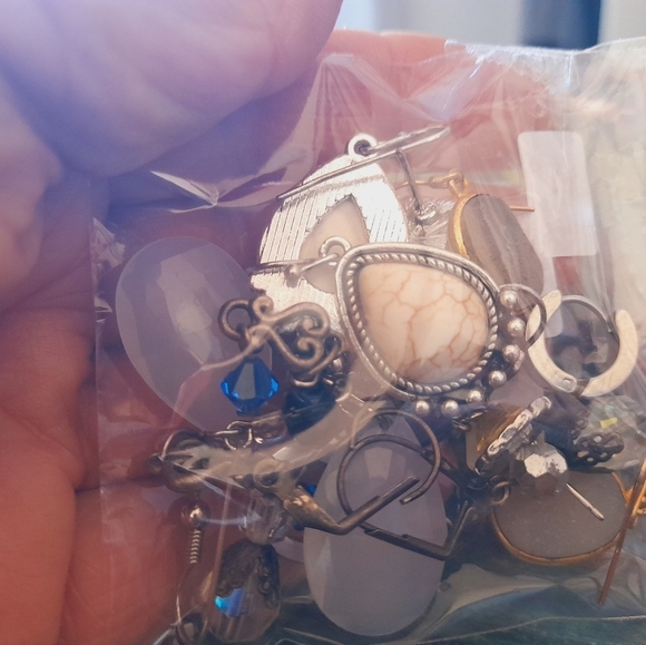 Lot Of 8 Pairs Of Good Quality Assorted Earrings with Stone and Metal Accents - Picture 3 of 6